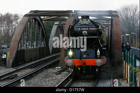 La classe A1 au poivre 60163 Tornado traverse la Tamise à Barnes Bridge sur son voyage inaugural le 4 février 2009. Banque D'Images