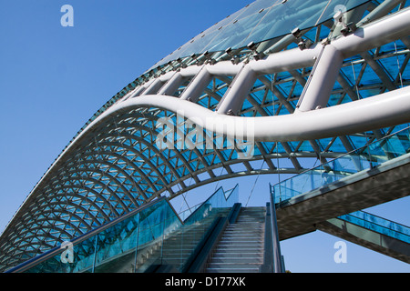 Le pont historique de la paix dans le centre de Tbilissi, Géorgie, sur une journée ensoleillée contre ciel bleu profond Banque D'Images