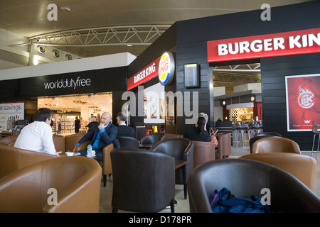 L'aéroport John Lennon de Liverpool Angleterre UK Duty Free et de restauration rapide Burger King en salle d'embarquement Banque D'Images