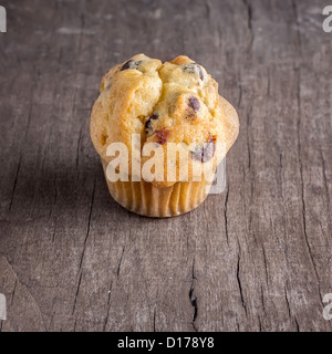 Muffins aux pépites de chocolat sur la vieille table en bois Banque D'Images