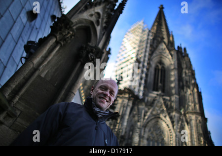 La nouvelle cathédrale master builder Michael Hauck se tient juste en face de la cathédrale de Cologne, Allemagne, 06 décembre 2012. Photo : OLIVER BERG Banque D'Images