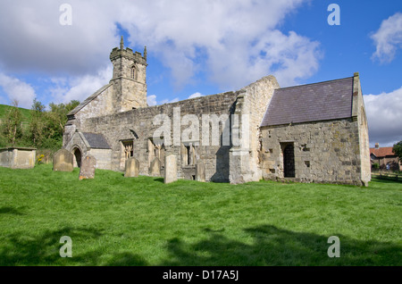 Les ruines de l'église de St Martin dans le village abandonné de Wharram Percy Banque D'Images