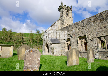 Les ruines de l'église de St Martin dans le village abandonné de Wharram Percy Banque D'Images