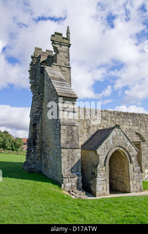 Les ruines de l'église de St Martin dans le village abandonné de Wharram Percy Banque D'Images