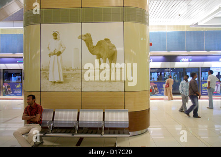 Dubai eau,Emirats Arabes Unis,Deira,Al Rigga,Union Metro Station,Red Line,metro,train,train,Asian man hommes adultes hommes,plate-forme,Bedouin,chameau,m Banque D'Images