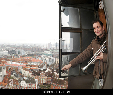 Le gardien de l'Michel, Josef Élèves, joue de sa trompette sur le pont d'observation de l'église St Michel à Hambourg, Allemagne, 04 décembre 2012. Élèves a l'un des plus extraordinaires sites d'emploi à Hambourg : tous les jours, il joue un choral à partir du haut de la tour. Photo : Angelika Warmuth Banque D'Images