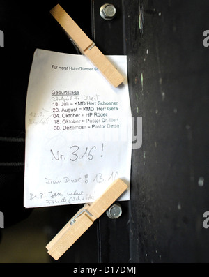 Une notice est jointe à une trame à la Sentinelle du Michel, Josef Élèves (PAS EN PHOTO), à la plate-forme d'observation de l'église St Michel à Hambourg, Allemagne, 04 décembre 2012. Élèves a l'un des plus extraordinaires sites d'emploi à Hambourg : tous les jours, il joue un choral avec sa trompette du haut de la tour. Photo : Angelika Warmuth Banque D'Images