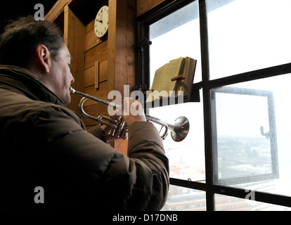 Le gardien de l'Michel, Josef Élèves, joue de sa trompette sur le pont d'observation de l'église St Michel à Hambourg, Allemagne, 04 décembre 2012. Élèves a l'un des plus extraordinaires sites d'emploi à Hambourg : tous les jours, il joue un choral à partir du haut de la tour. Photo : Angelika Warmuth Banque D'Images