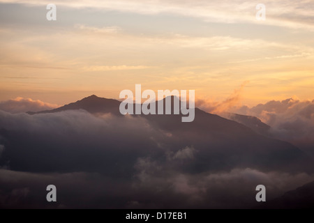 Les pics de Snowdon et lit-bébé Goch enterré entre les nuages bas niveau. Vue du sommet de la MOEL Siabod. Banque D'Images