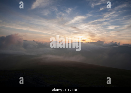 Les pics de Snowdon, Crib Goch et Glyder Fawr enterré entre les nuages bas niveau. Vue du sommet de la MOEL Siabod. Banque D'Images