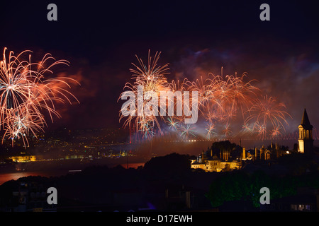 La Journée de la République d'artifice au-dessus la Boshporus avec Topkapi Palais Dolmabahce et allumé Istanbul Turquie Banque D'Images