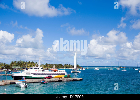 Jetée du port de passagers de l'hôtel Clifton voiliers a Union Island St Vincent et les Grenadines Caraïbes tropiques tr Banque D'Images