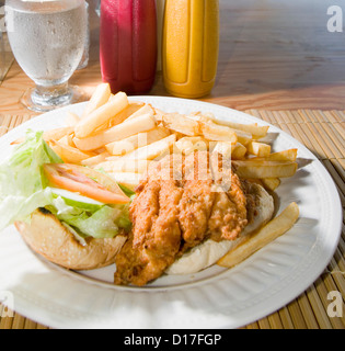 Les poissons volants style Caraïbes sandwich tomate salade frites photographié à St Lawrence Gap Barbados Banque D'Images