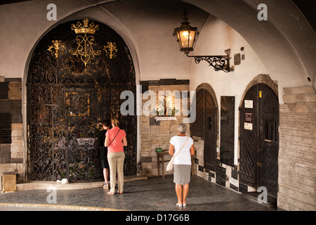 Les gens priant au culte de la Vierge Marie dans la pierre porte d'entrée de la vieille ville de Zagreb, la capitale de la Croatie. Banque D'Images