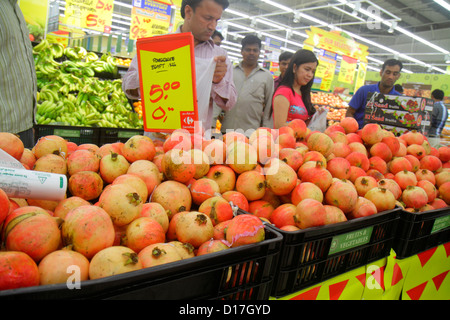 Dubai eau,Émirats Arabes Unis,Al Souqe Al Kabeer,Carrefour Hyper Market,shopping shopper shoppers shopping shopping shopping shopping shopping shopping shopping, magasins d'affaires bus Banque D'Images