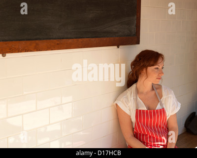 Tablier femme assis sur un banc Banque D'Images