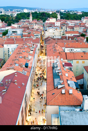 Vue sur les toits de Zadar à partir du clocher de la cathédrale de Saint Anastasia à Zadar sur la côte Adriatique de Croatie. Banque D'Images