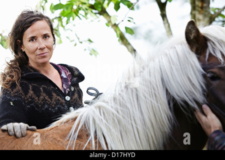 Woman petting horse en plein air Banque D'Images