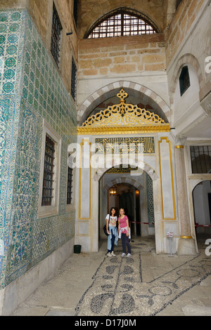 Deux jeunes femmes touristes à l'entrée du Harem du Palais de Topkapi Istanbul Turquie Banque D'Images