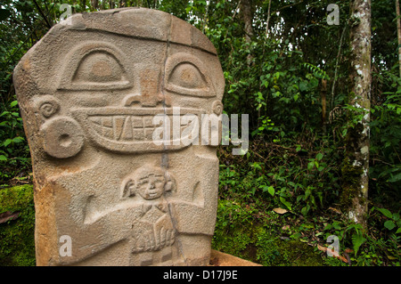 Une statue précolombienne à San Agustin tenant un bébé. Banque D'Images