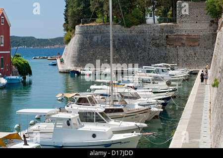 La Fosa dans le port de Zadar sur la côte Adriatique de Croatie. Banque D'Images