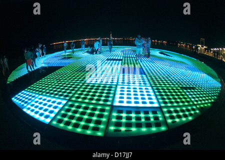 Vue de la nuit de l'installation urbaine "Salut au Soleil" de l'architecte Nikola Bašic à Zadar sur la côte Adriatique de Croatie. Banque D'Images