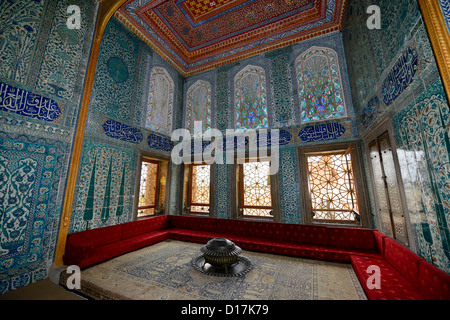 Pavillon 1 appartements du Prince avec un canapé et d'Iznik dans le Harem du Palais de Topkapi Istanbul Turquie Banque D'Images