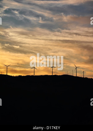 L'Italie, Campanie, Salerne, campagne, Eolic éoliennes au coucher du soleil Banque D'Images