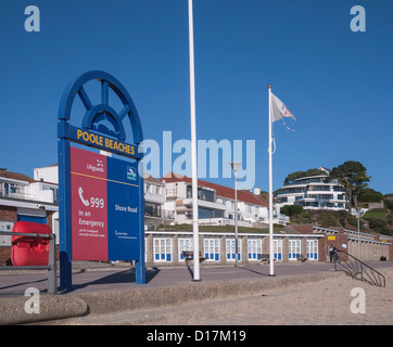 Signe des plages sur la promenade de la plage de Sandbanks, avec cabines de plage et Falaise, appartements de la baie de Poole, Dorset, England, UK. L'Europe Banque D'Images