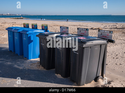 Bacs de recyclage sur la promenade de la plage de Sandbanks, Baie de Poole, Dorset, England, UK. L'Europe Banque D'Images