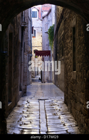 Ruelles en pierre de la vieille ville dans la ville de Split sur la côte Adriatique de Croatie. Banque D'Images