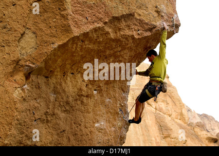 Ou00598-00....OREGON - Rock climber Ulli Viertler ordre croissant d'un porte-à-faux sur la route de la réaction en chaîne au Smith Rocks State Park. Banque D'Images