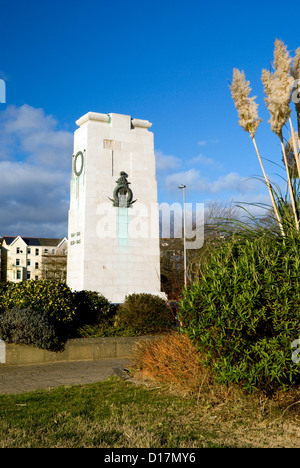 Monument commémoratif de guerre en plus de piste cyclable de la Baie de Swansea swansea glamorgan South Wales Banque D'Images