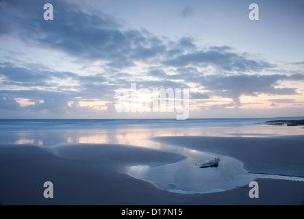 Dunraven Bay sur la côte du Glamorgan, Pays de Galles, Royaume-Uni, au crépuscule. Banque D'Images