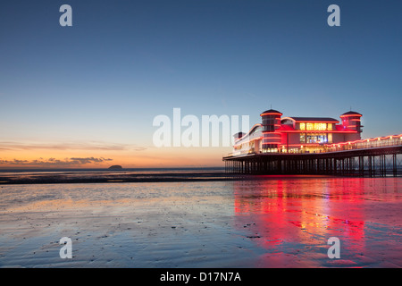 Le nouveau Grand Pier à Weston super Mare, Somerset, Royaume-Uni, au coucher du soleil, avec des reflets dans l'eau. Banque D'Images