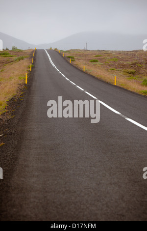 Autoroute à travers l'Islande paysage à jour brumeux Banque D'Images