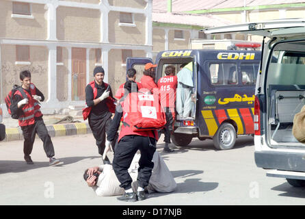 Personnels de sauvetage prendre part à une manifestation pour montrer leurs compétences professionnelles au cours de l'exercice de défense civile tenue à Quetta gare sur lundi, 10 décembre 2012. Banque D'Images