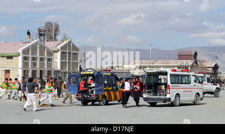 Personnels de sauvetage prendre part à une manifestation pour montrer leurs compétences professionnelles au cours de l'exercice de défense civile tenue à Quetta gare sur lundi, 10 décembre 2012. Banque D'Images