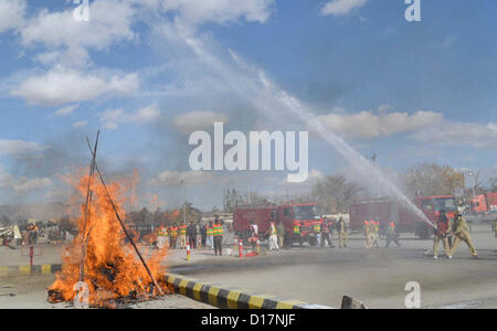 Personnels de sauvetage prendre part à une manifestation pour montrer leurs compétences professionnelles au cours de l'exercice de défense civile tenue à Quetta gare sur lundi, 10 décembre 2012. Banque D'Images