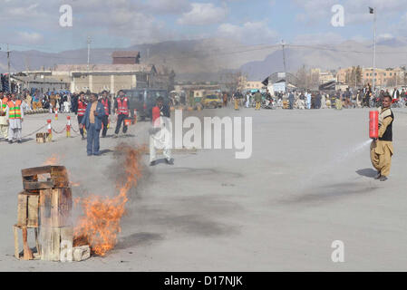 Personnels de sauvetage prendre part à une manifestation pour montrer leurs compétences professionnelles au cours de l'exercice de défense civile tenue à Quetta gare sur lundi, 10 décembre 2012. Banque D'Images