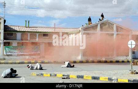 Personnels de sauvetage prendre part à une manifestation pour montrer leurs compétences professionnelles au cours de l'exercice de défense civile tenue à Quetta gare sur lundi, 10 décembre 2012. Banque D'Images