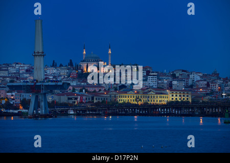 Istanbul mosquée Yavuz selim à l'aube avec la construction pour remplacer le pont atatürk sur la corne d''Istanbul TURQUIE Banque D'Images