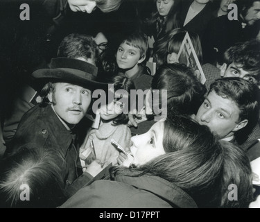 Les BYRDS membre du groupe pop américain Dave Crosby avec les fans à Londres en février 1967 Banque D'Images