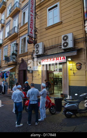 Travailleurs ayant une pause avant d'ouvrir pour le dîner à l'extérieur Da Michele restaurant centro storico Naples city La Campanie Italie Banque D'Images