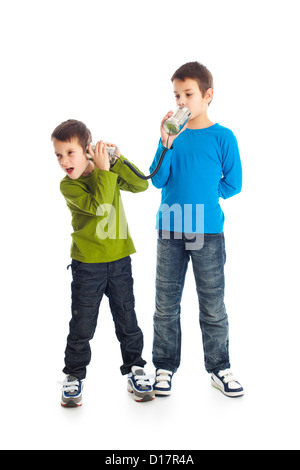 Deux garçons appelant tin can téléphone. Studio shot. Banque D'Images