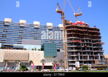 Dubai eau,Emirats Arabes Unis,Sheikh Khalifa bin Zayed Road,bâtiment,sous un nouveau chantier de construction constructeur,grue,scène de rue,bus,autocar,Burjum Banque D'Images