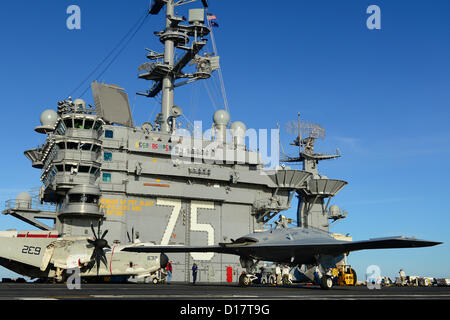 Le X-47B Unmanned Combat Air System circule sur le pont du porte-avions USS Harry S. Truman en cours le 9 décembre 2012 dans l'océan Atlantique. Le Harry S. Truman est le premier porte-avions pour accueillir les opérations de vérification pour un avion sans pilote. Banque D'Images