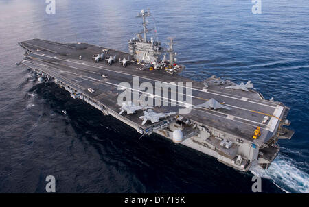 Le X-47B Unmanned Combat Air System circule sur le pont du porte-avions USS Harry S. Truman en cours le 9 décembre 2012 dans l'océan Atlantique. Le Harry S. Truman est le premier porte-avions pour accueillir les opérations de vérification pour un avion sans pilote. Banque D'Images