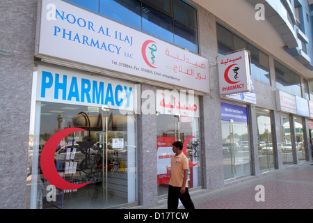 Dubai eau,Emirats Arabes Unis,Bur Dubai,Sheikh Khalifa bin Zayed Road,avant,pharmacie,drugstores,anglais,arabe,langue,bilingue,asiatique teen teens tee Banque D'Images