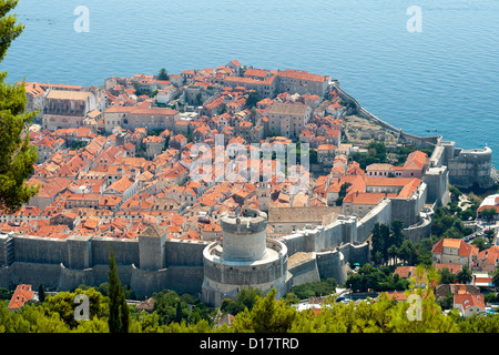 Vue de la tour Minčeta et la vieille ville dans la ville de Dubrovnik, sur la côte Adriatique de Croatie. Banque D'Images